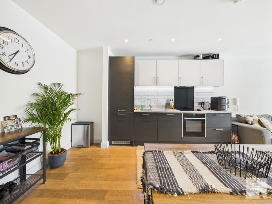 Apt 92 :: One Vesta Street image 3