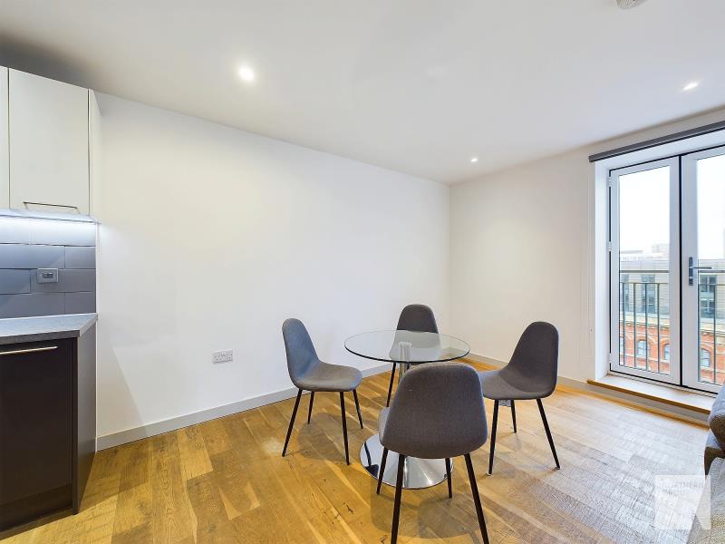 Apt 22 :: One Cutting Room image 3