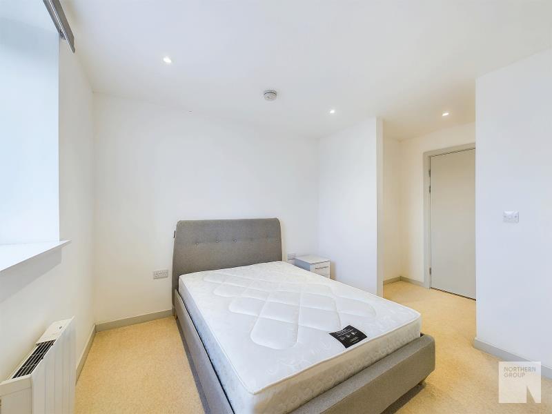 Apt 22 :: One Cutting Room image 8