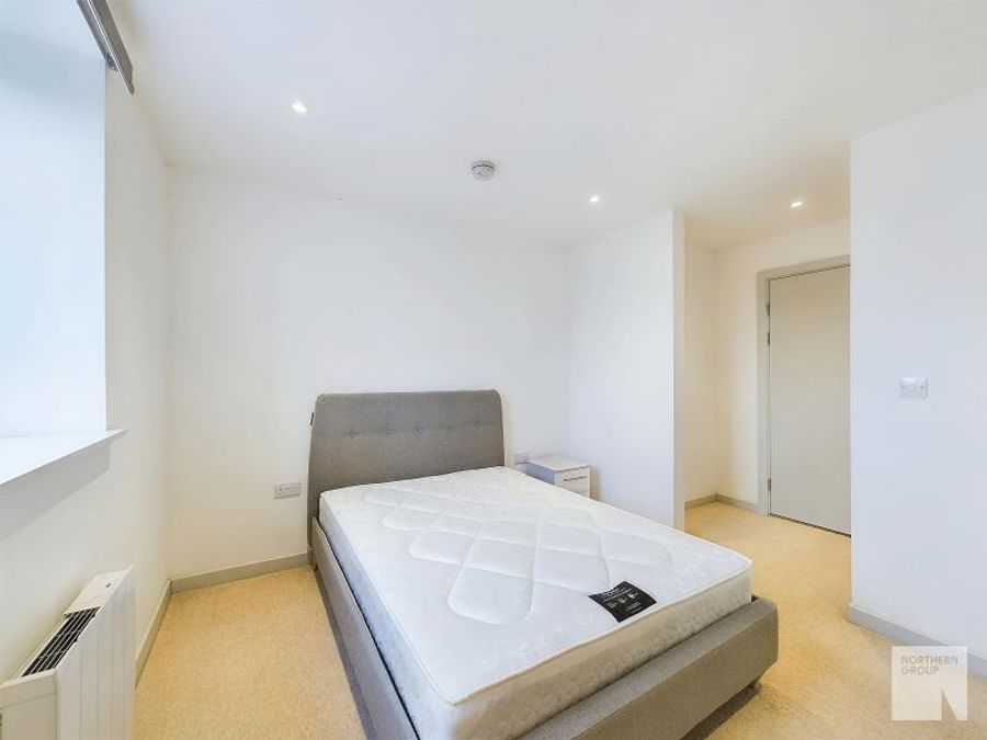 Apt 22 :: One Cutting Room image 8