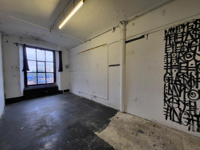 Unit 16/17, Room 8 :: Wellington House  image 2