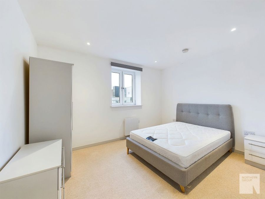 Apt 22 :: One Cutting Room image 8