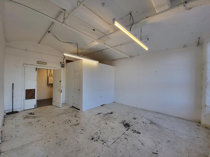 Unit 16/17, Room 2 :: Wellington House  image 3