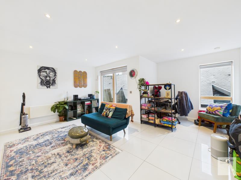 Apt 2.15 :: Ice Plant image 1